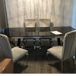 Make An  Offer! Glass table top Dining set with chrome frame.- Like New!