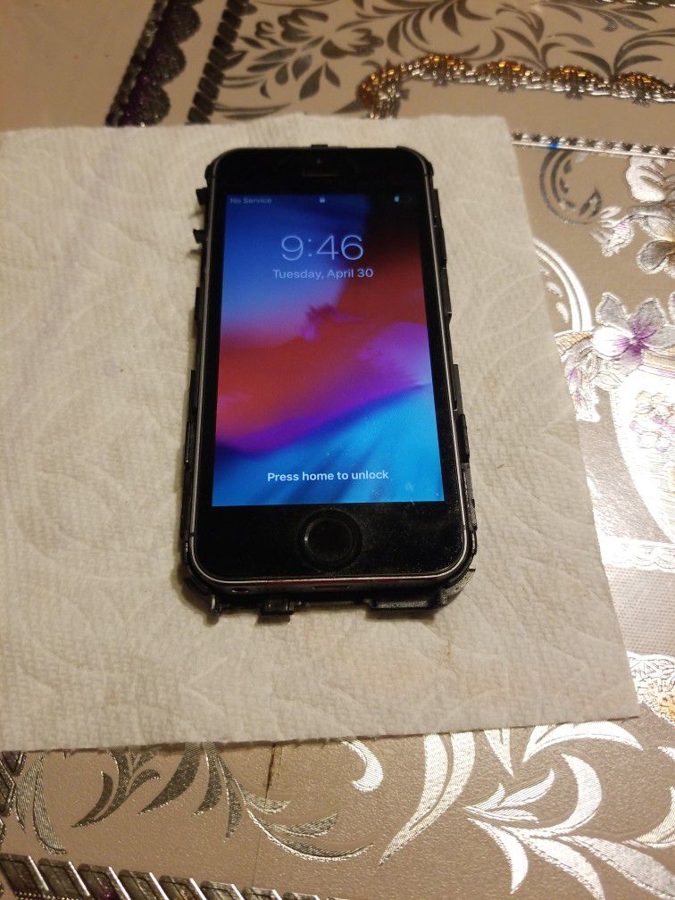 IPHONE  5 APPLE  WITH CHARGER INCLUDED 