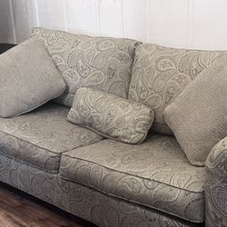 Love seat couch 