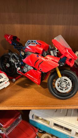 LEGO Technic Ducati Panigale V4 R (42107)