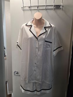 beautiful new white two-piece pajamas
