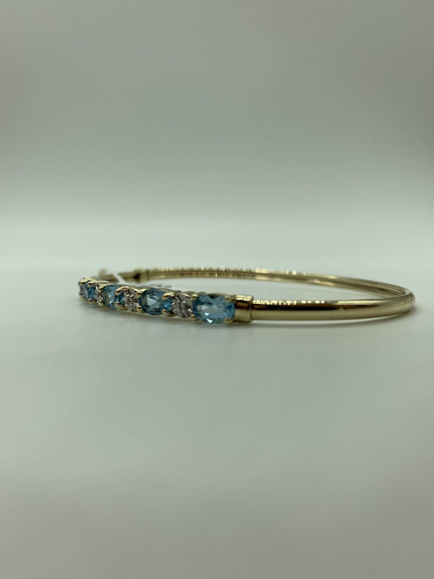 WOMENS 10KT YELLOW GOLD BANGLE