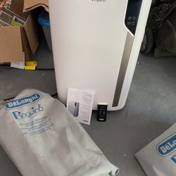 De'Longhi Pinguino 4-in-1: Air Conditioner, Heater, Dehumidifier, and Fan