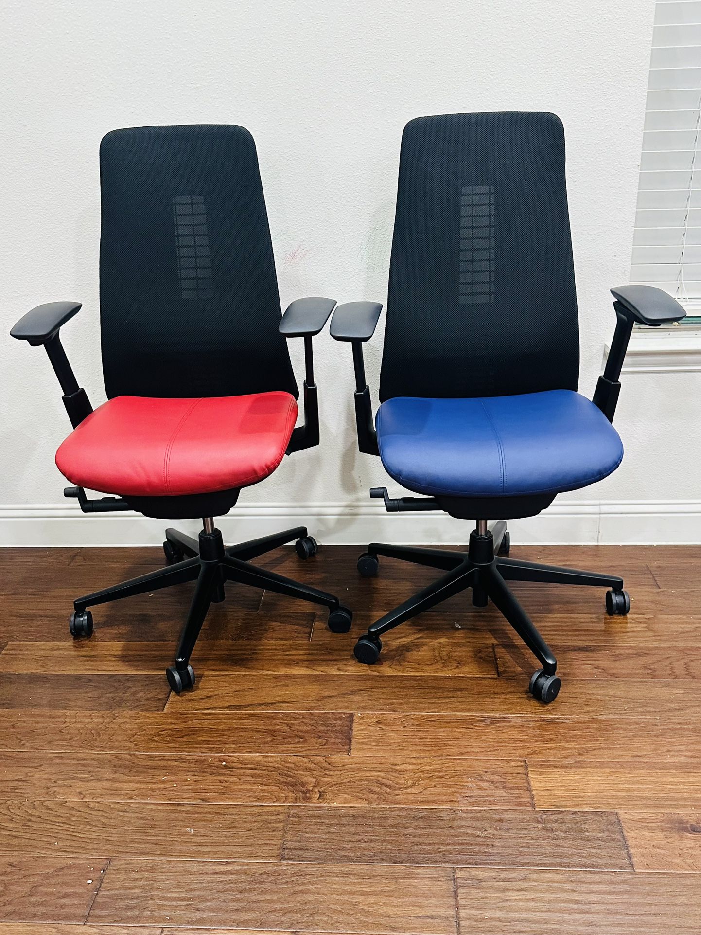 Haworth Fern fully adjustable with adjustable lumbar in perfect Condition Blue and red color available