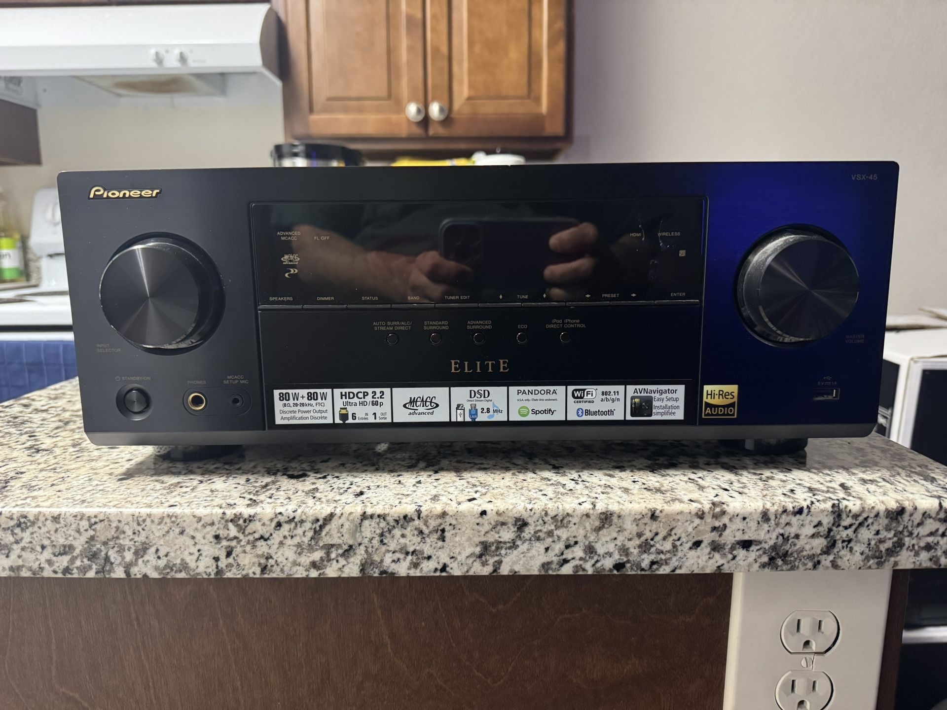 Pioneer Elite 4K Reveiver + 4x In Ceiling Speaker 8"
