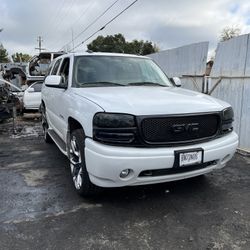 2004 GMC Denali (Only Parts—-solo Partes)