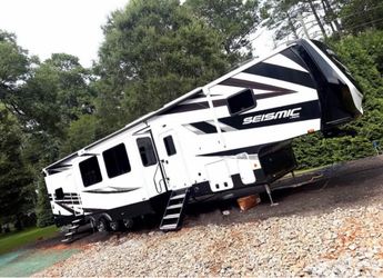 Jayco Seismic Fifth Wheel Toy Hauler 2025