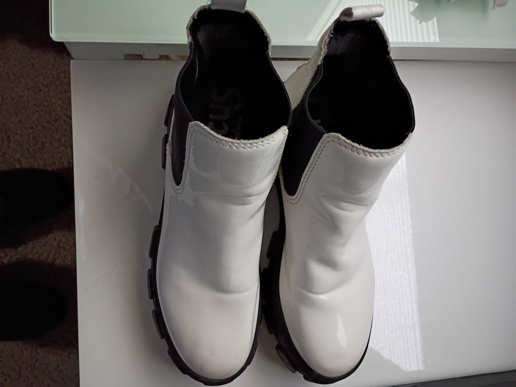 Beautiful White Circus Boots With Black Soles