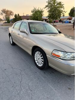 Lincoln Town Car Full-Size Sedan