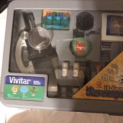 Vivitar  Microscope Set