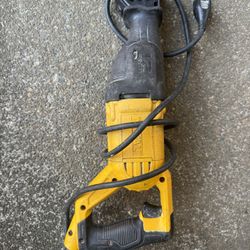DeWalt DWE305 12 Amp Keyless Variable Speed Corded Reciprocating Saw