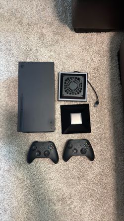 Xbox Series X 1TB Bundle w/ 2 Controllers - Excellent Condition