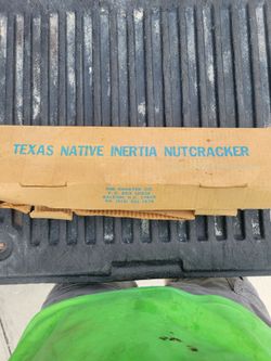 Nut cracker