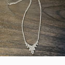 Elegant Silver Rinestone Necklace 