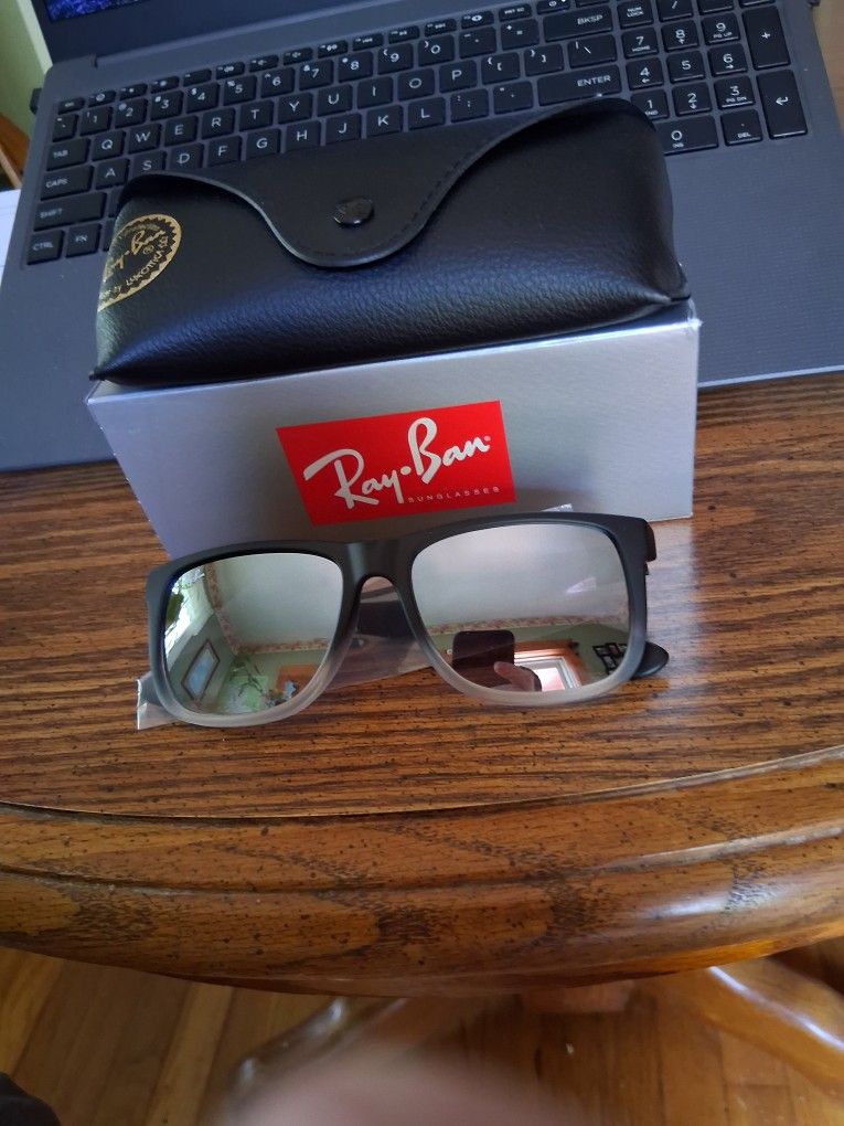 RAY BAN JUSTIN BLACK TO GRAY FRAME w/ SILVER MIRROR GRADIENT LENSES. BRAND NEW.