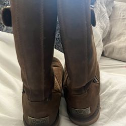 UGGS SIZE 8 