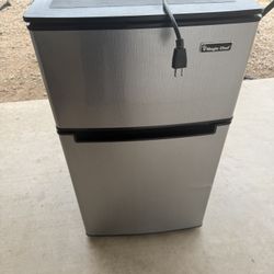 Magic Chef 3.1-cu. ft Mini Refrigerator with Top Freezer 