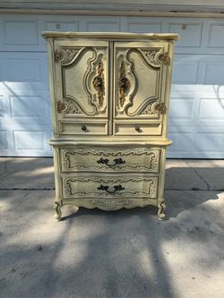 ‼️SOLID WOOD 3 DRAWER CHEST‼️FOR SALE 200$ OR BEST OFFER‼️GOOD CONDITION🚚DELIVERY AVAILABLE🚚