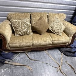 LIKE NEW 8-Piece Couch Loveseat 6x Pillows Set