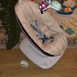4MOMS MAMAROO BABY SWING AUTO CHAIR