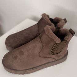 Warm brown ankle fuzz boots / size 6.5
