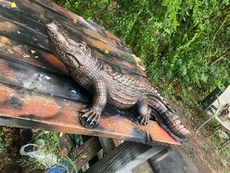 🐊👀Very beautiful realistic copper look finish stone 27” alligator. Great decoration and also makes great 🎁