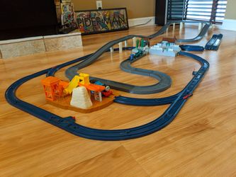 Thomas and Friends, Sodor Quarry/Elsbridge station/road & railroad crossing set