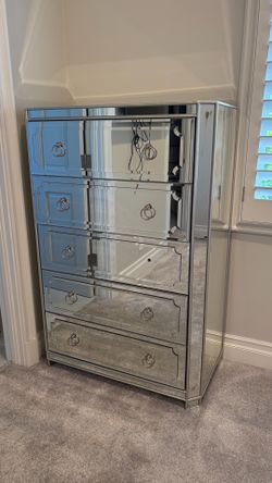 Elegant Mirrored 5 drawer Dresser