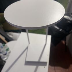 (2) Set De Mesas Para Uso O En La Sala O En El Cuarto Usadas Solamente Por Una Semana