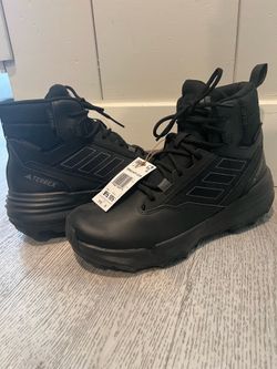 Sale! Adidas boots men’s 9 1/2. 3days only price $40