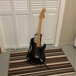 Fender Stratocaster Squire W/ Case And Strap 
