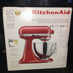 Kitchen Aid Mixer Red. Deluxe