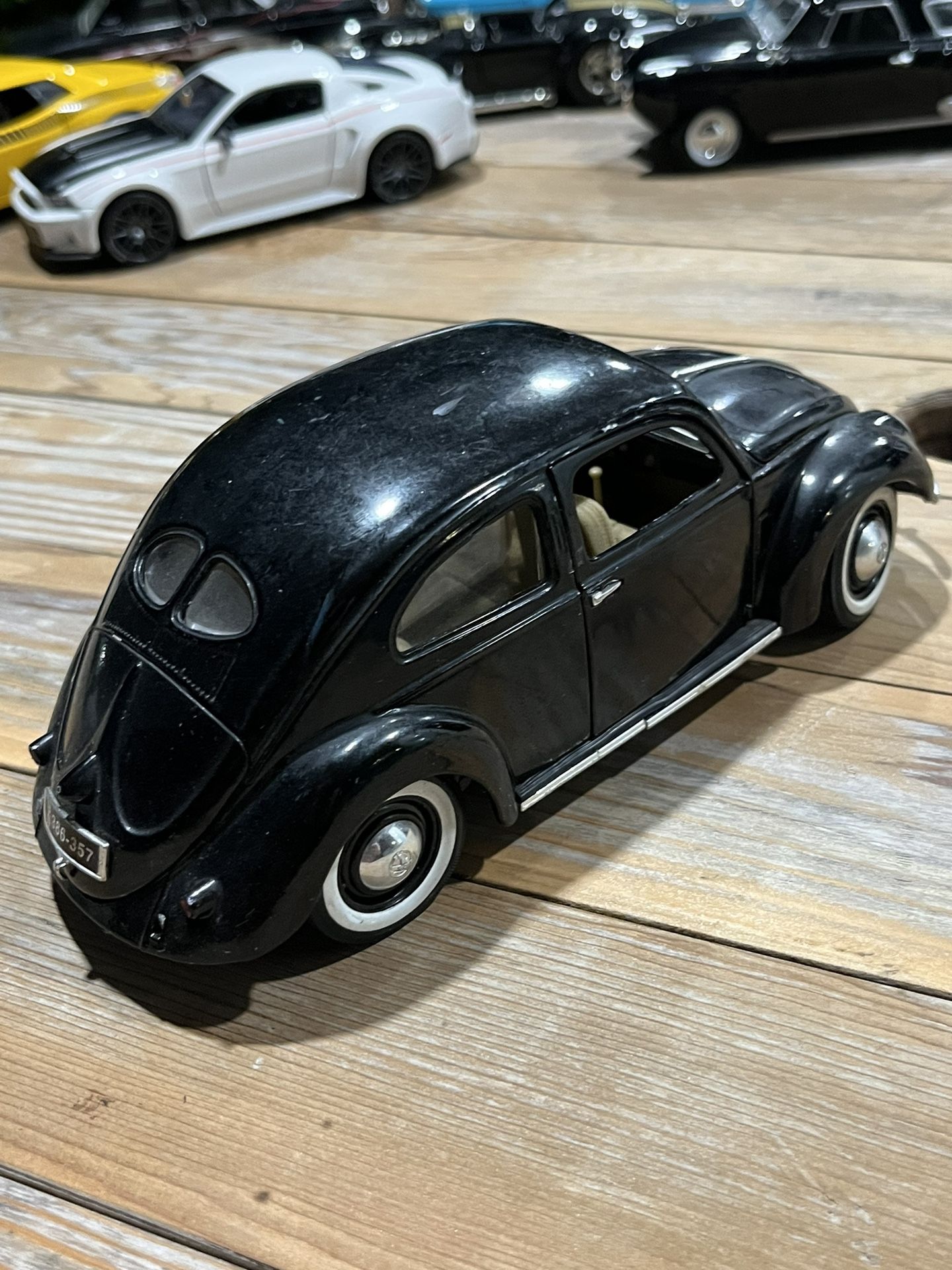 Maisto VOLKSWAGEN Beetle Export Sedan 1951 Valentine 1/18 diecast