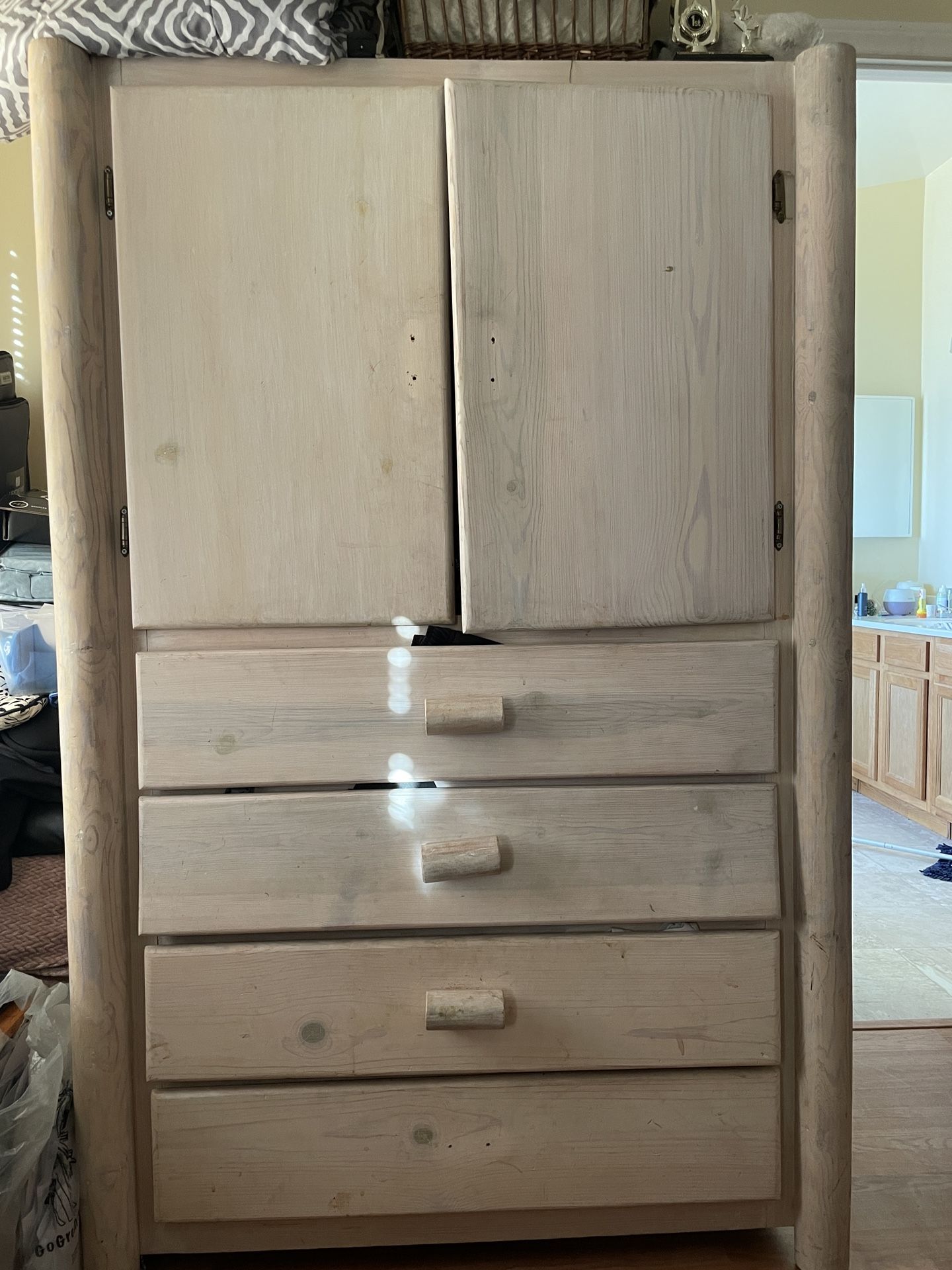 Armoire Whitewashed