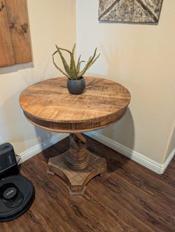 ound Wood Pedestal Table with Twisted Base