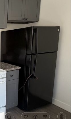 GE Black Refrigerator 18CU, FT - Black Fridge