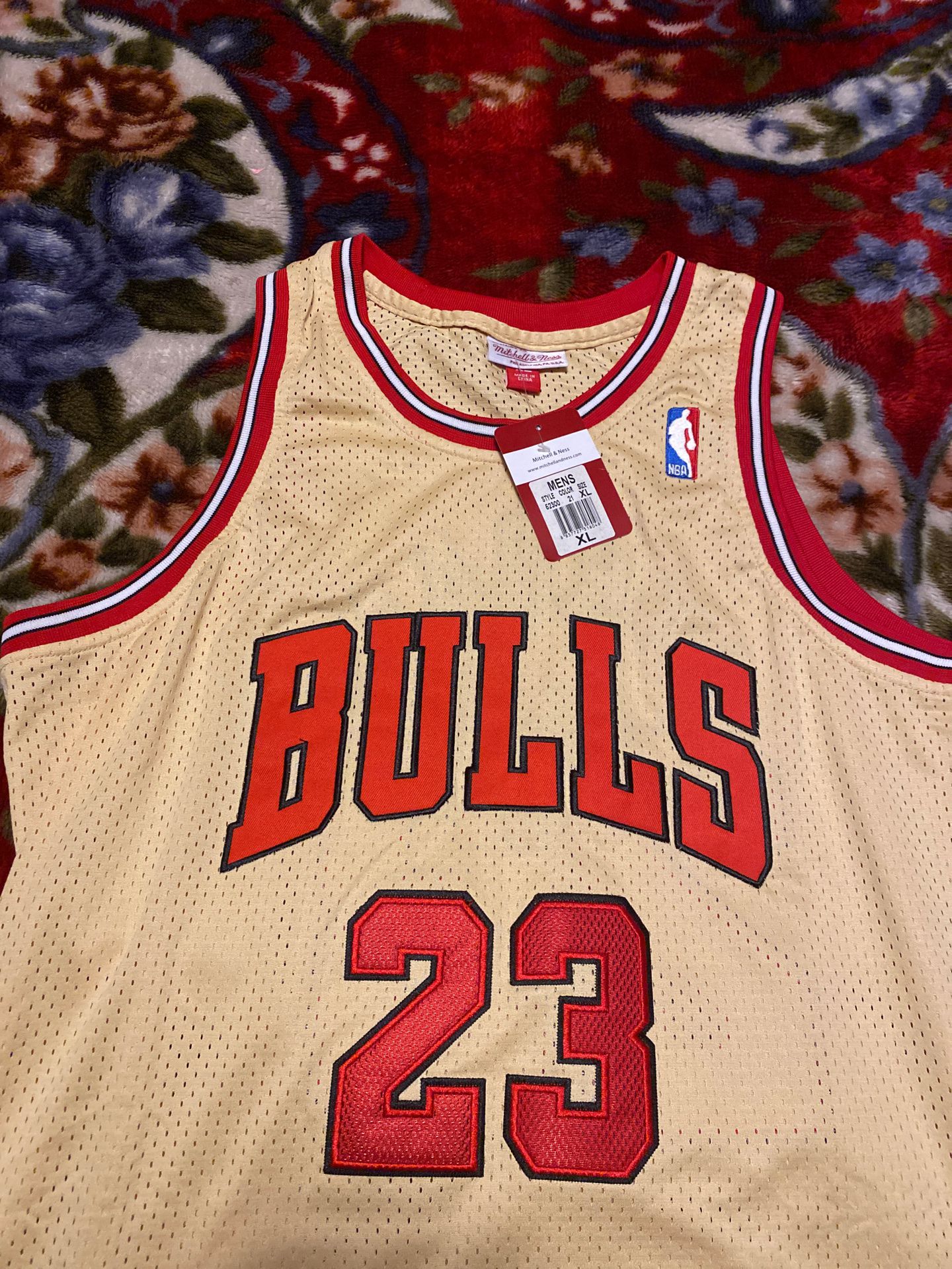 Mitchell & Ness Chicago Bulls 6 time NBA champion t-shirt for Sale in  Chicago, IL - OfferUp