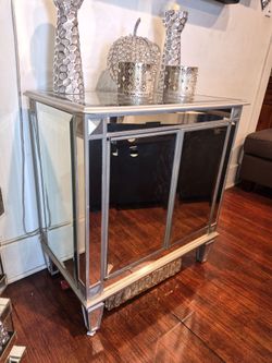 Table Whit mirror