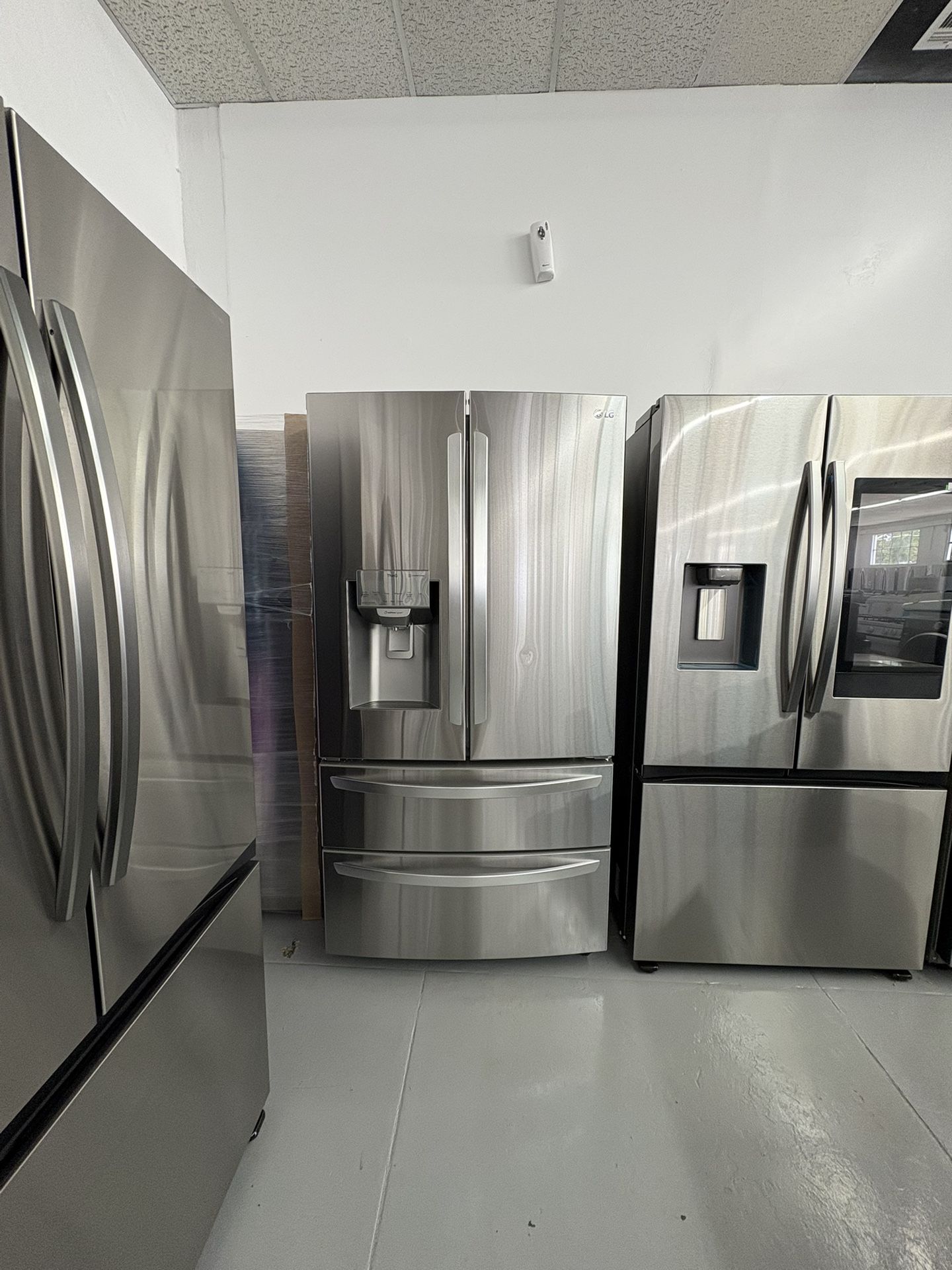 Samsung 36” 28 Cu Ft Capacity Refrigerator / 1 Years Warranty