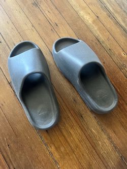 Black Yeezy adidas slides - 10 women / 8.5 men