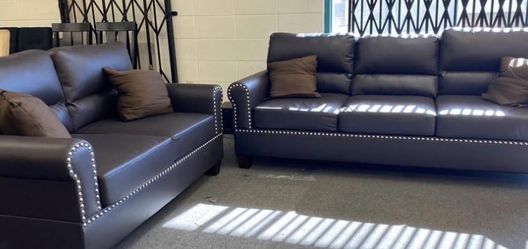 New Nailhead Espresso Couch and Loveseat! Free Delivery 🚚! Free Assembly!