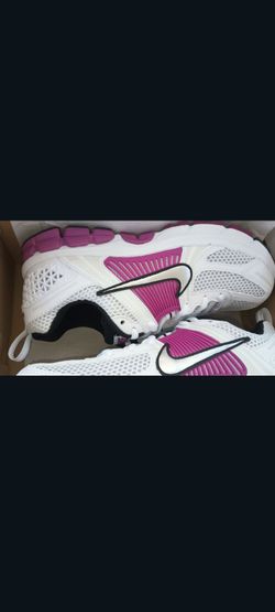 Nike Boys shoes size.    5.5y.... 6.5y
