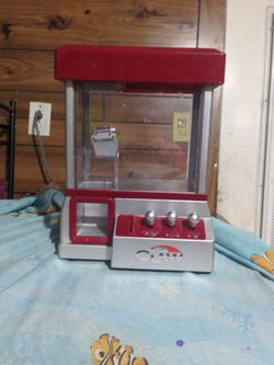 Electronic arcade claw machine