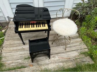 Kids piano with 2 chairs