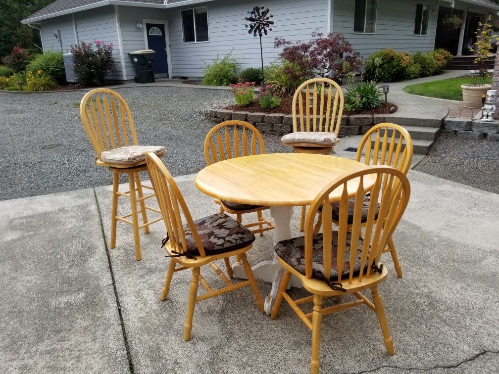 42" kitchen table with 4 chairs plus 2 bar stools.