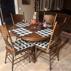 Solid Oak Dining Room Table, Including Extension Leaf & 6 marching Chairs, Cushions Separate 