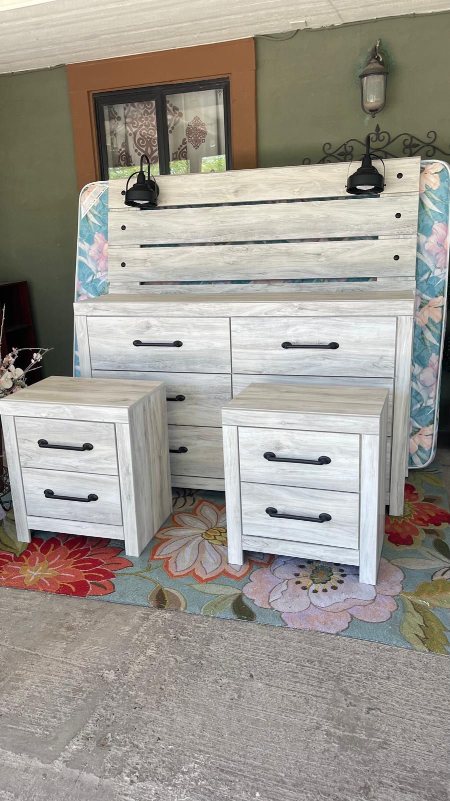 Gorgeous Ashley Queen Bedroom Set Whit Matrees