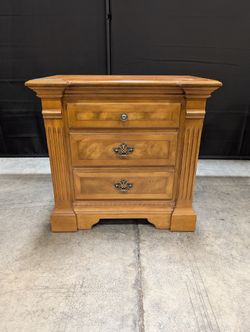 Traditional Solid Wood Three-Drawer Nightstand