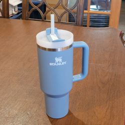 Stanley Quencher Tumbler 40oz Blue with gray hint New (company name).
New, never been used. It was given as a promotion at company event, Has 
a compa