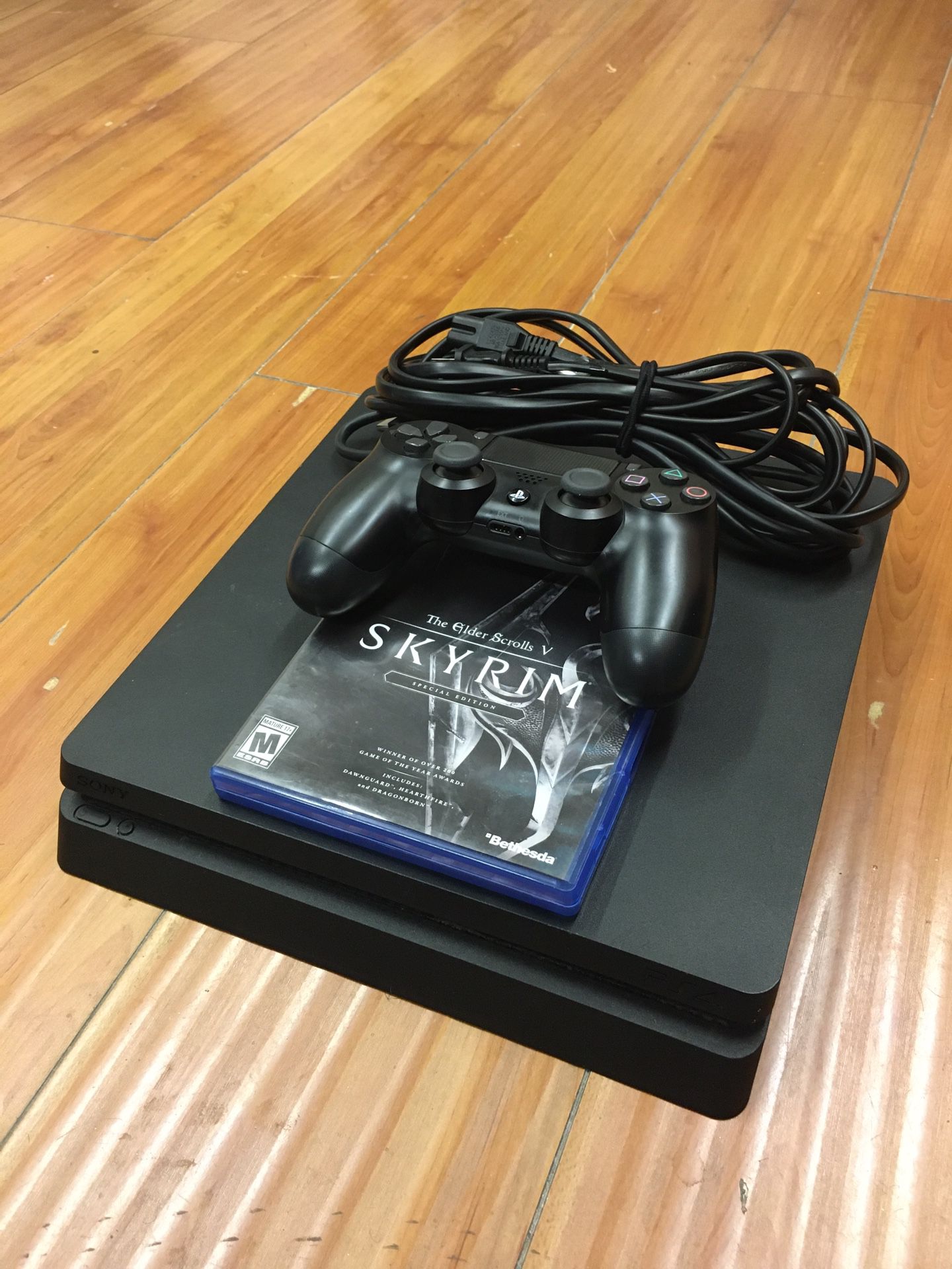 Playstation 4 PS4 Slim With Skyrim